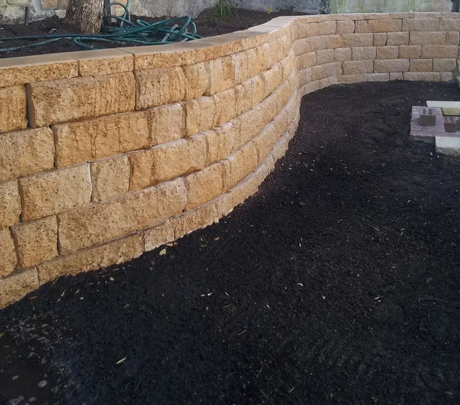 CURVED RETAINING WALL