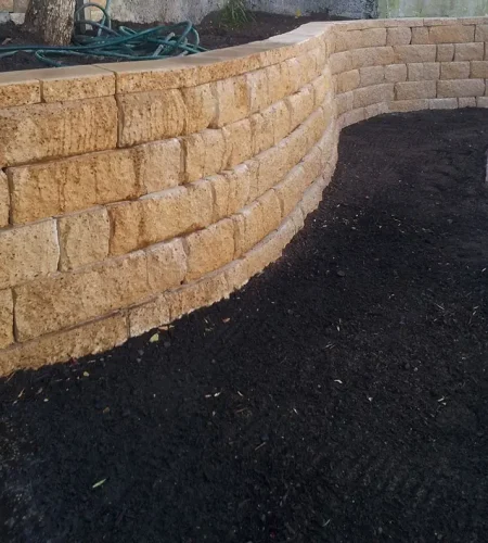 CURVED RETAINING WALL